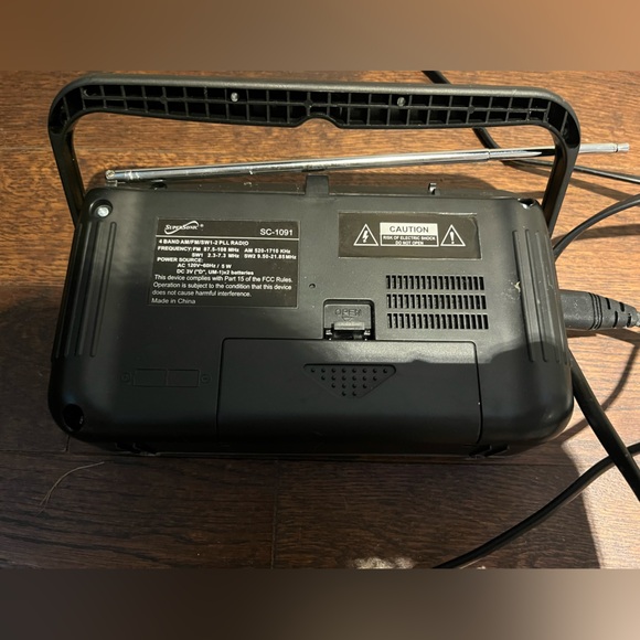 Silver Portable FM/AM Radio - Picture 5 of 11